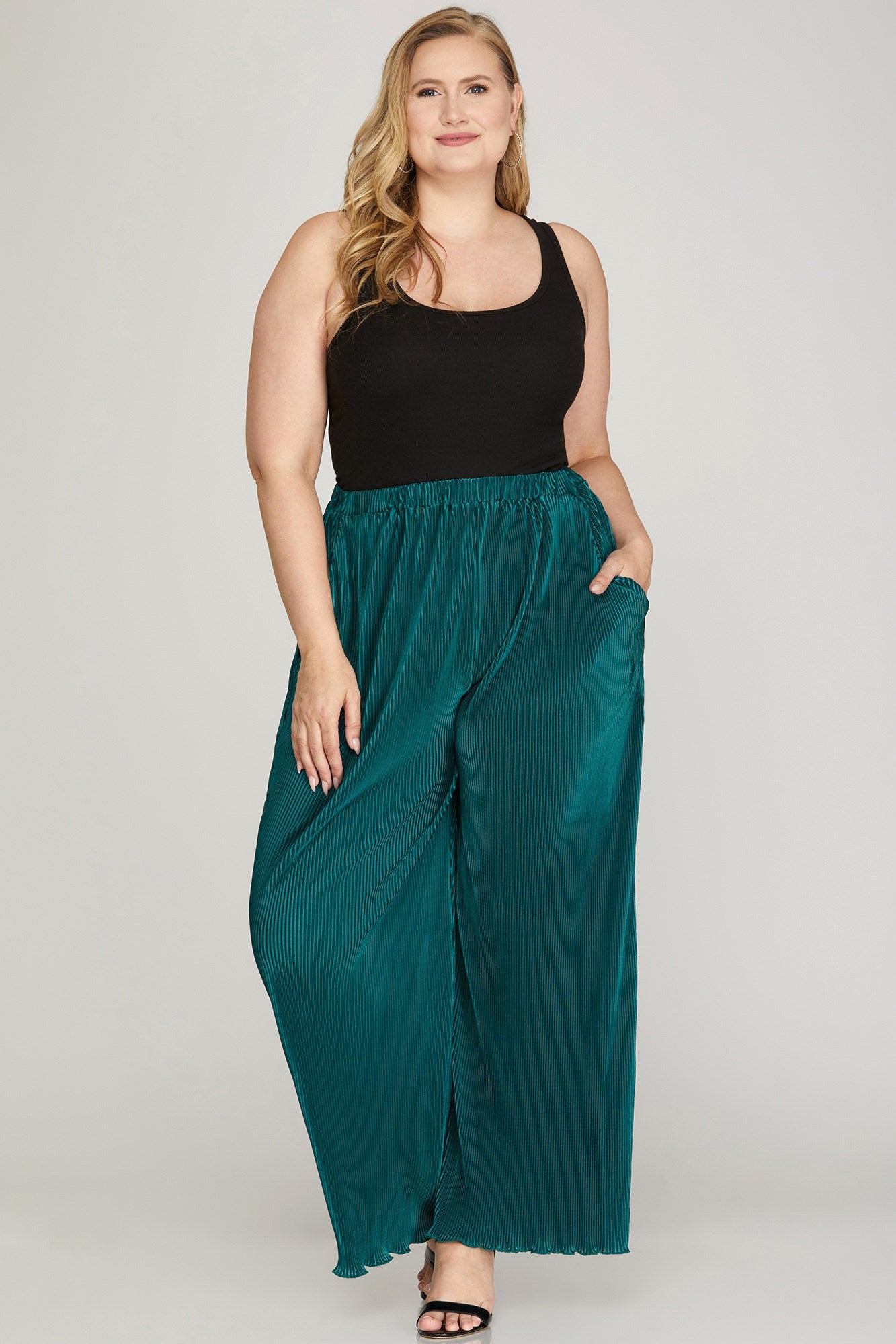 “Plus size plissé woven pants with elastic waist and pockets”
“Flowy wide-leg plissé pants in plus sizes”
“Comfortable stylish plus bottoms by She & Sky”