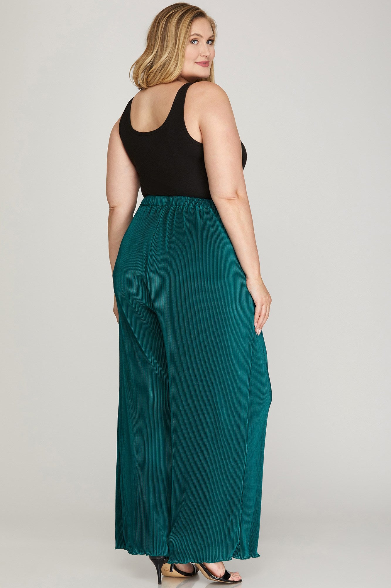 “Plus size plissé woven pants with elastic waist and pockets”
“Flowy wide-leg plissé pants in plus sizes”
“Comfortable stylish plus bottoms by She & Sky”