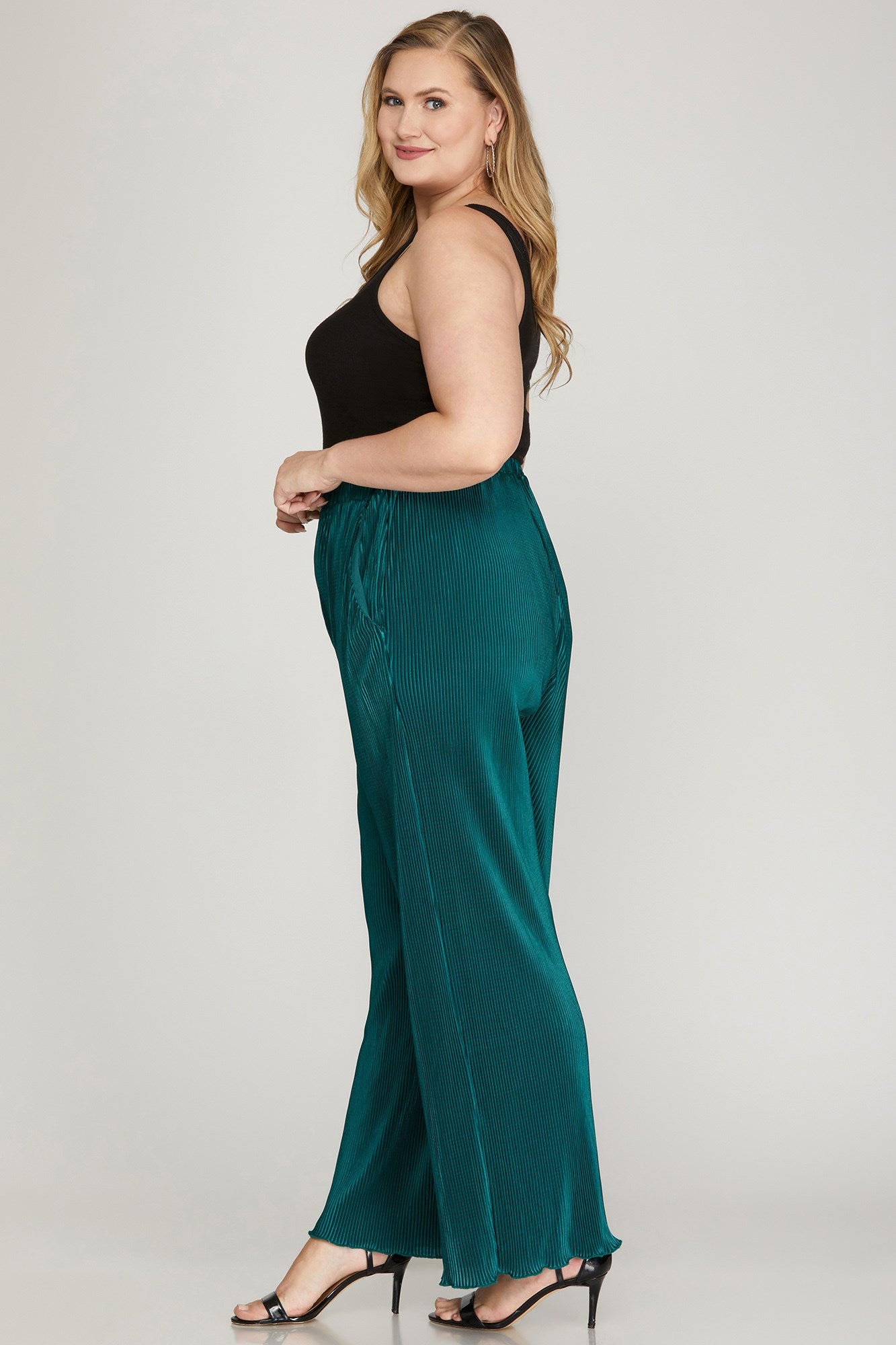 “Plus size plissé woven pants with elastic waist and pockets”
“Flowy wide-leg plissé pants in plus sizes”
“Comfortable stylish plus bottoms by She & Sky”