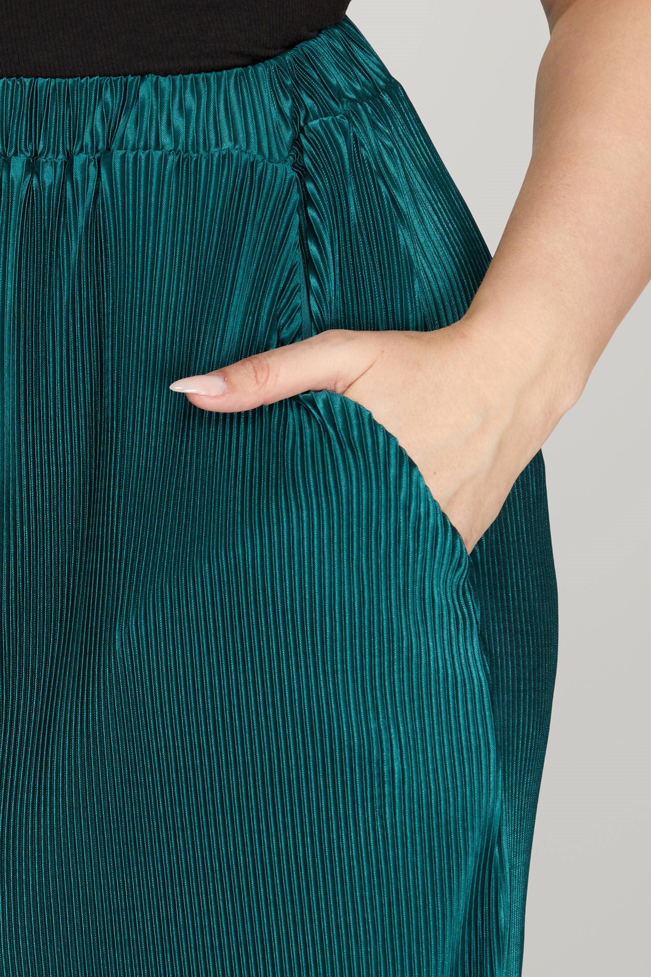 “Plus size plissé woven pants with elastic waist and pockets”
“Flowy wide-leg plissé pants in plus sizes”
“Comfortable stylish plus bottoms by She & Sky”