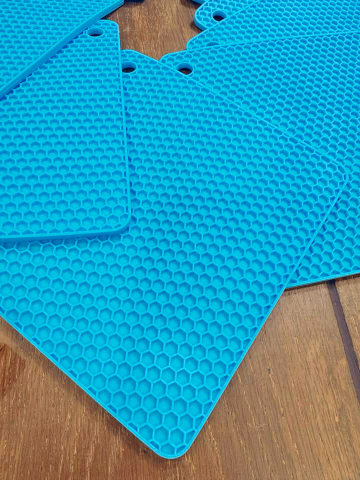 Heat-resistant silicone mat for pots and pans