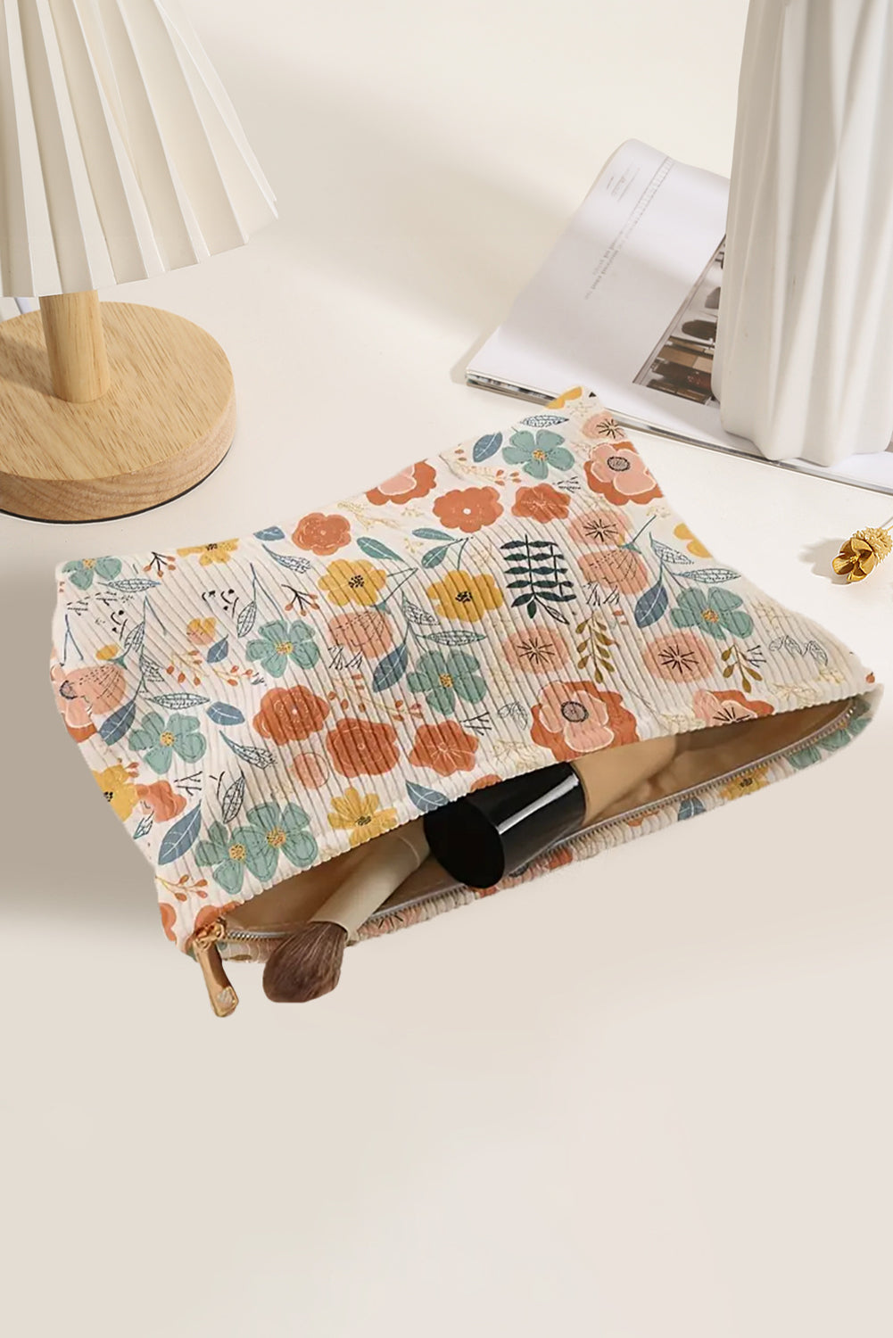 “White floral print corduroy zipper cosmetic bag”
“Botanical zip-up makeup pouch in soft fabric”
“Compact floral makeup bag with corduroy texture – B7 Boutique”
