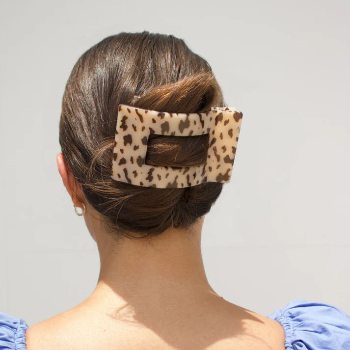 “TELETIES large flat rectangle clip for thick hair”
“No-snag hair clip with strong hold for long hair”
“Flat-back comfortable claw clip by TELETIES”