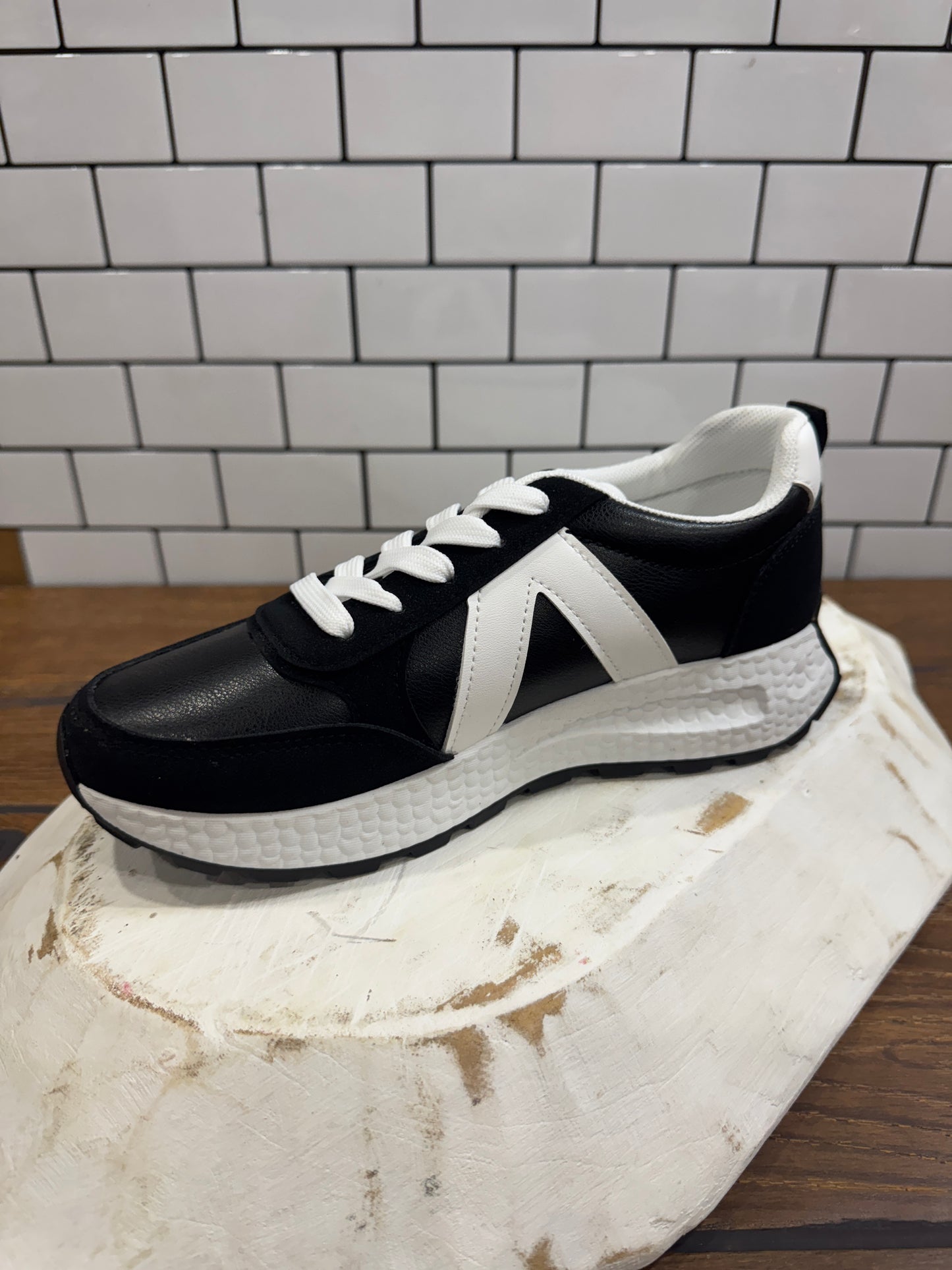 Black and white sporty lace-up sneakers with cushioned sole