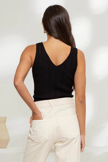 Sleeveless V‑Neck Sweater Knit Top – Blu Pepper Cozy Meets Chic 💙
