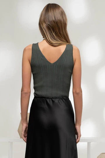 Sleeveless V‑Neck Sweater Knit Top – Blu Pepper Cozy Meets Chic 💙