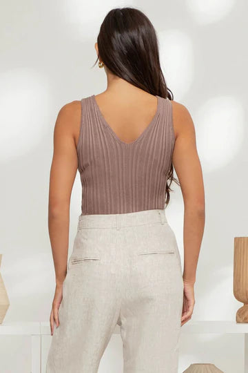 Sleeveless V‑Neck Sweater Knit Top – Blu Pepper Cozy Meets Chic 💙