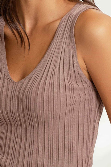 Sleeveless V‑Neck Sweater Knit Top – Blu Pepper Cozy Meets Chic 💙