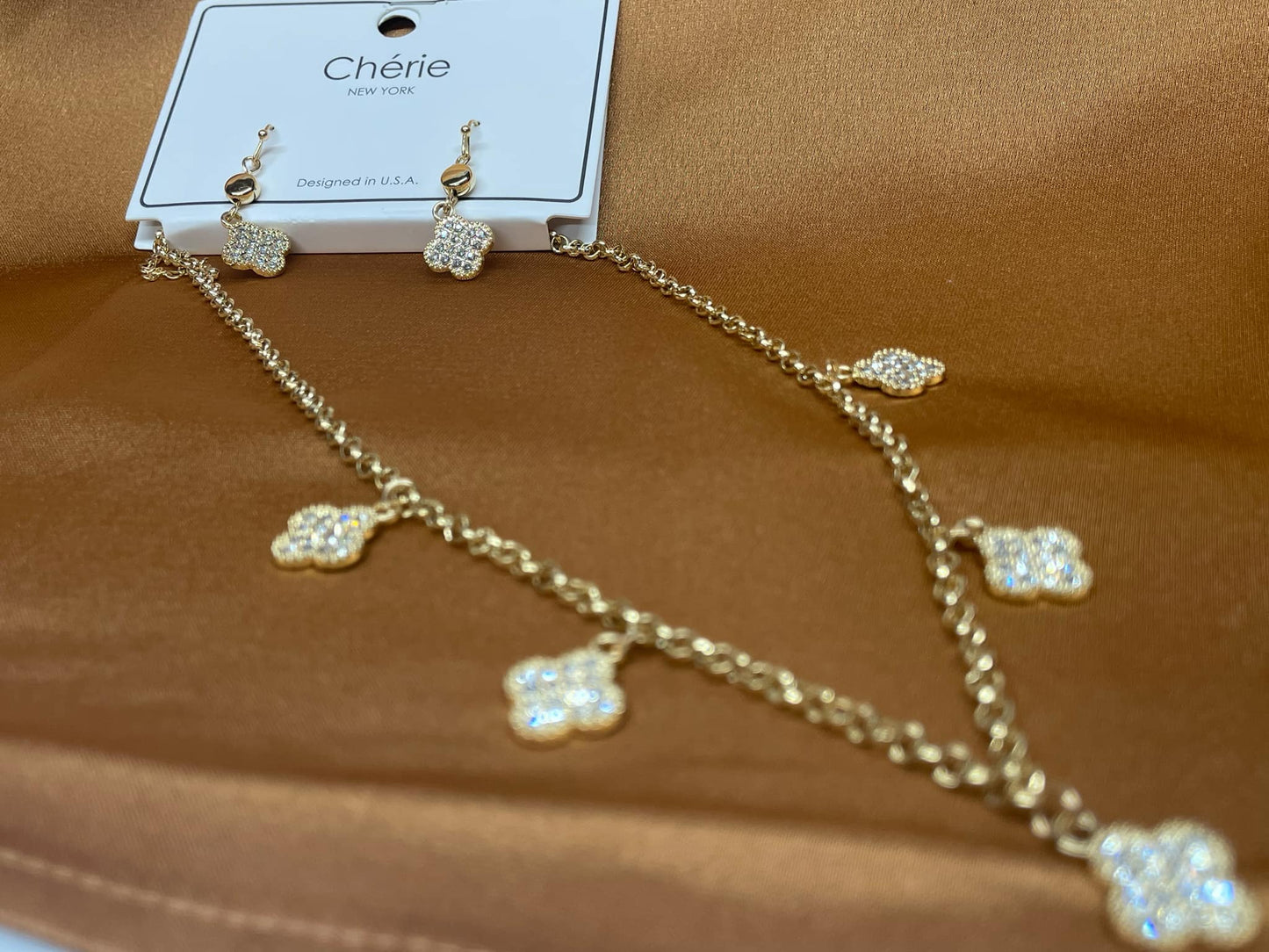 Quatrefoil “Sparkles for Days” Necklace & Earrings Set – Bold, Sparkly & Statement Ready 💫