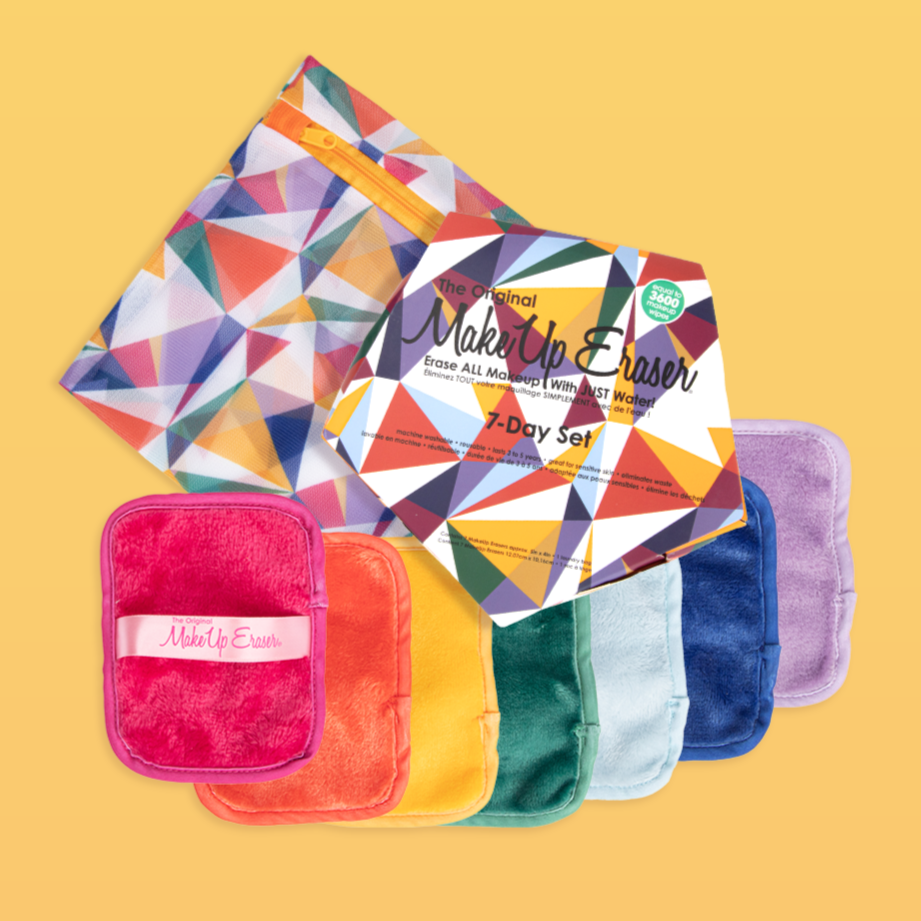 Close-up of vibrant microfiber cloths and travel-friendly laundry bag
Individual makeup remover pads aligned beside packaging
Dual-texture cloth surface visible, showing exfoliating side with tag