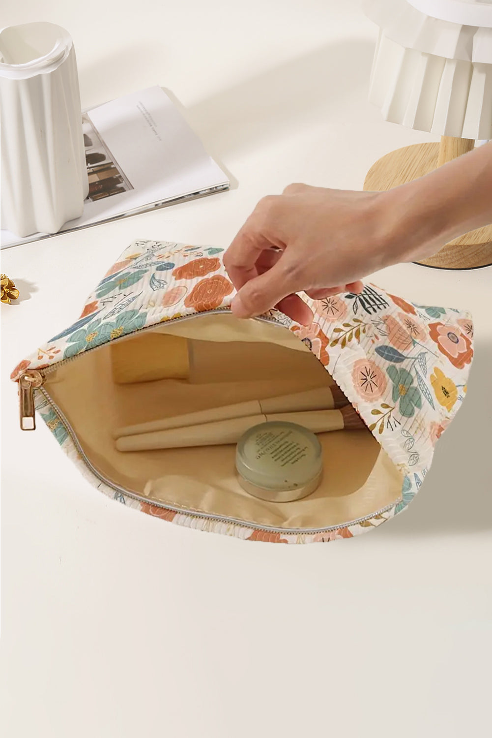 “White floral print corduroy zipper cosmetic bag”
“Botanical zip-up makeup pouch in soft fabric”
“Compact floral makeup bag with corduroy texture – B7 Boutique”