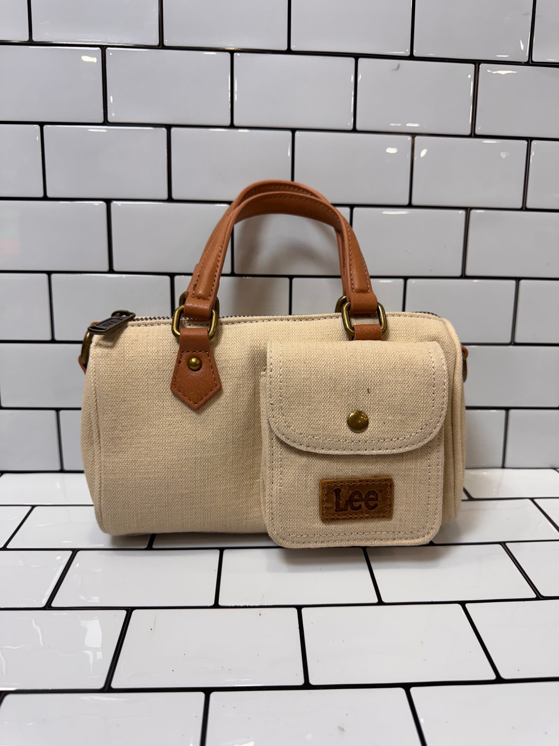 “Lee denim canvas bag with durable straps”
“Casual denim-inspired tote bag for everyday use”
“Spacious blue denim canvas bag with sturdy design”