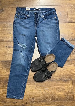 Levi Mid Rise Boyfriend Fit Tappered Leg Jeans