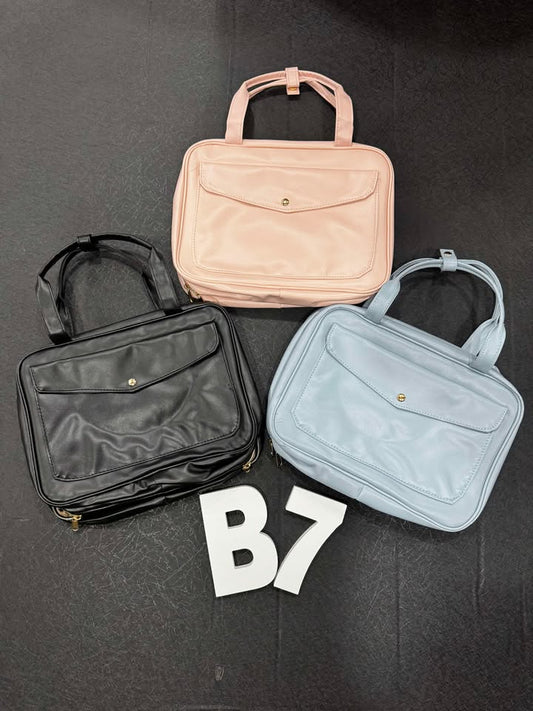 “Faux leather structured travel bag with dual carry handles”
“Elegant travel duffel with removable shoulder strap and lined interior”
“Compact weekend travel bag with organized compartments”