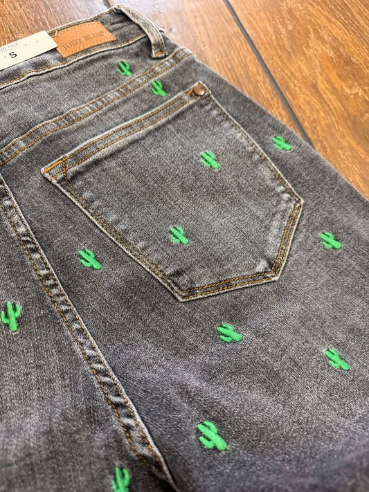 HI-WAISTED CACTUS EMBROIDERY CUT OFF SHORTS JUDY BLUE