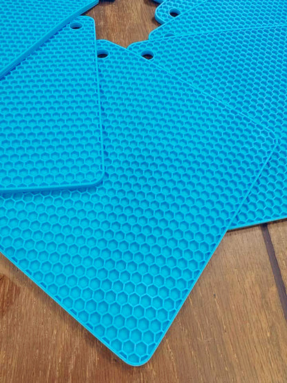 Heat-resistant silicone mat for pots and pans