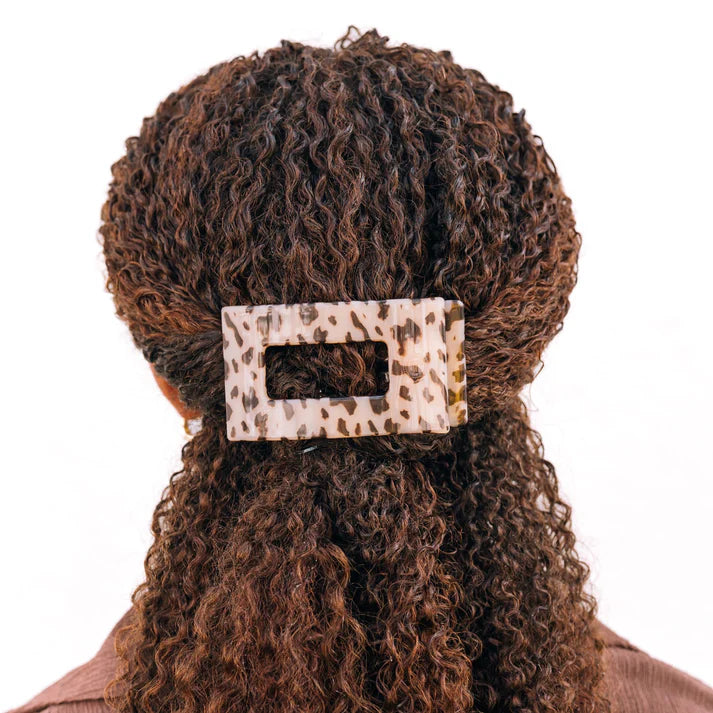 “Medium TELETIES flat rectangle hair clip for thick hair”

“Flat-back no-snag hair clip in stylish neutral”

“Comfortable claw clip with strong grip by TELETIES”