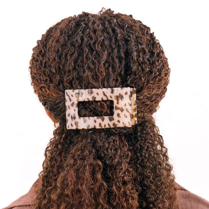 “Medium TELETIES flat rectangle hair clip for thick hair”

“Flat-back no-snag hair clip in stylish neutral”

“Comfortable claw clip with strong grip by TELETIES”