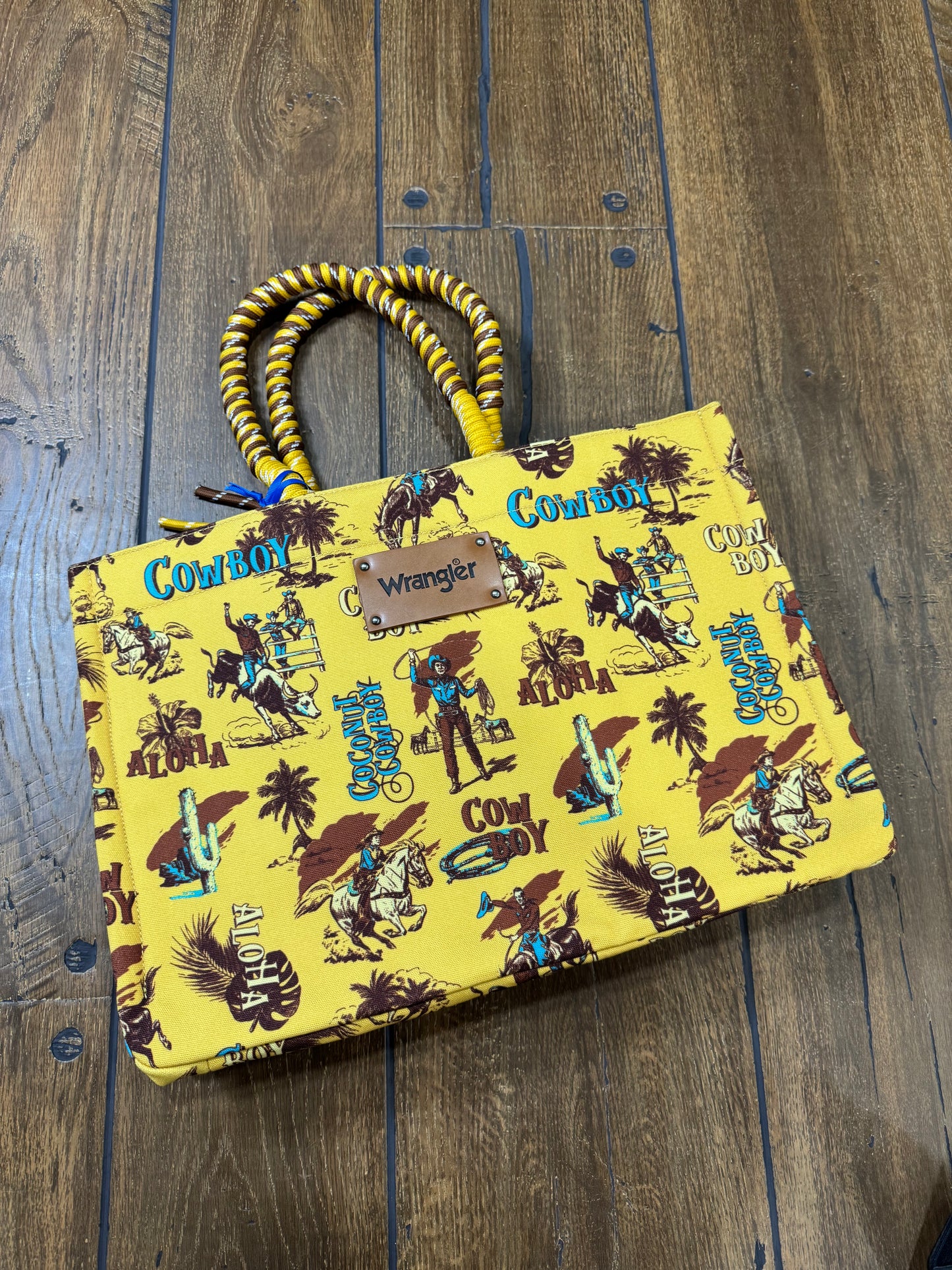 Wrangler Cowboy Dual‑Sided Print Canvas Wide Tote – Western Graphics, Wide Comfort, Beige & Yellow Vibes 🤠