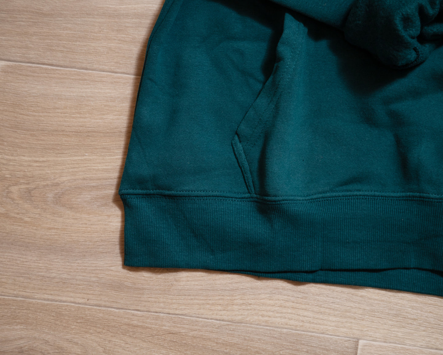 Essential Comfort Hoodie with Kangaroo Pocket – Relaxed Fit, Casual Chic