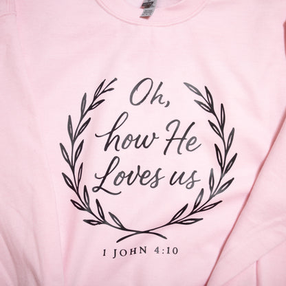 Oh How He Loves Us Christian Crewneck – Bible Verse Sweatshirt (1 John 4:10)