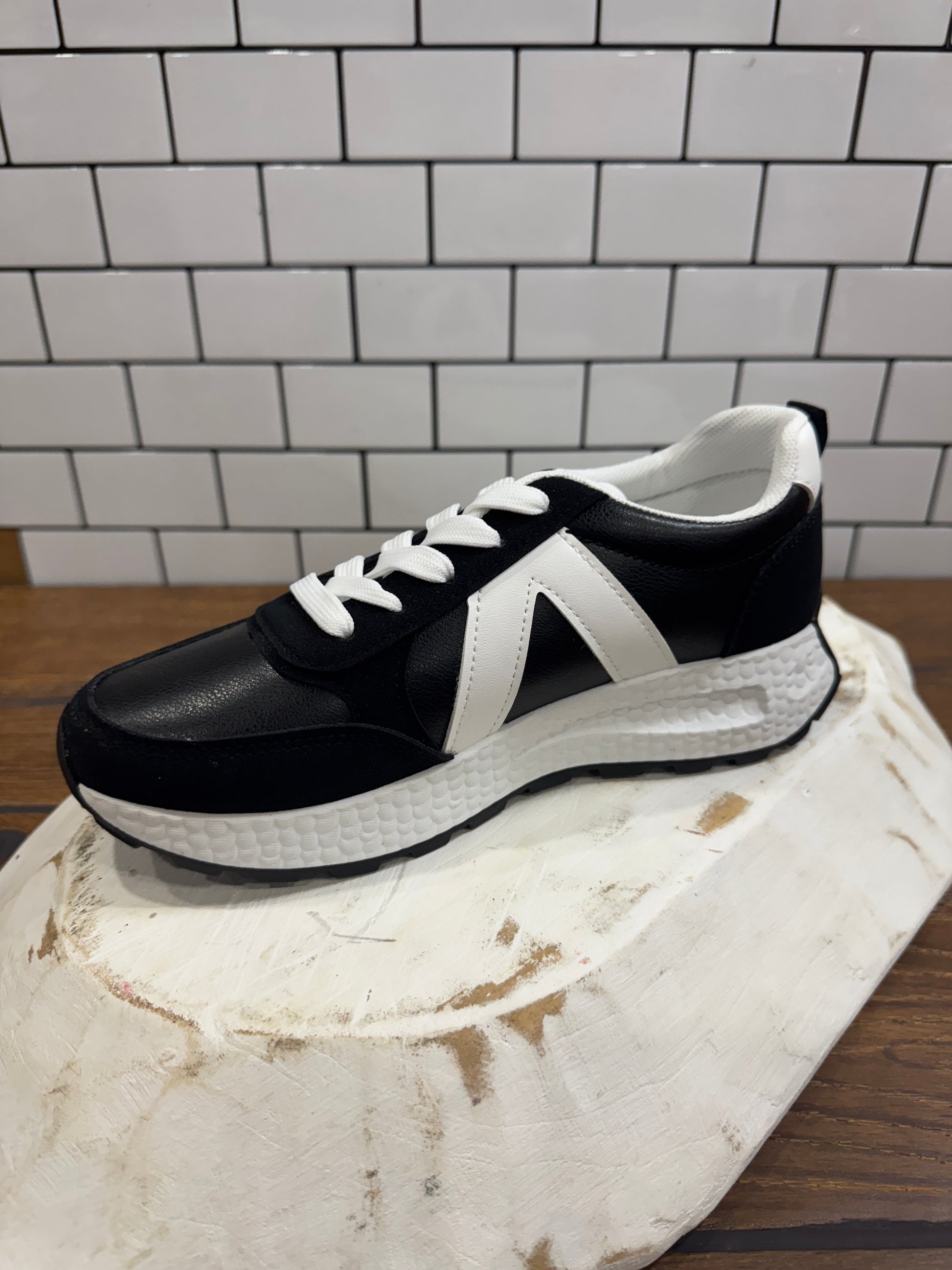 Black and white sporty lace-up sneakers with cushioned sole