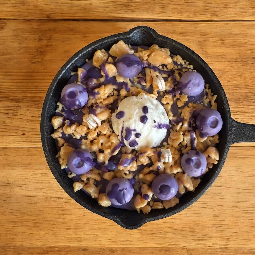 Huckleberry Harvest Skillet Candle – 5” / 3-Wick Signature Dessert Candle