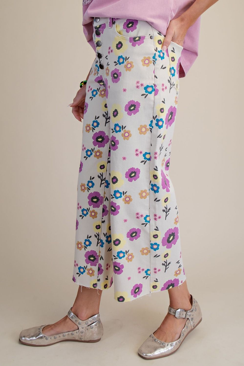 Bloom Babe Floral Wide Leg Pants – High Rise Cropped Twill Pants with Frayed Hem