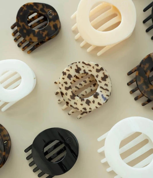 Medium TELETIES Circle Flat Clip | Round Lay-Flat Hair Claw Clip